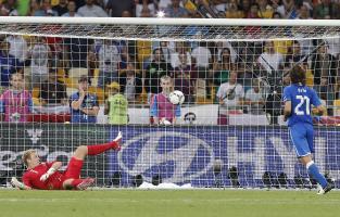 Als Spieler kannte Pirlo keine Nerven, wie hier beim Elferschießen im EM-Viertelfinale 2012 gegen England. © APA/epa / SERGEY DOLZHENKO