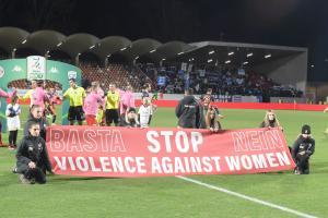 Auch im Drusus-Stadion wurde ein Zeichen gegen die Gewalt an Frauen gesetzt.