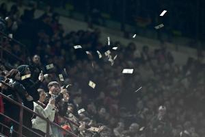 Die Milan-Fans bewarfen Donnaruma mit Geldscheinen. © APA/afp / GABRIEL BOUYS