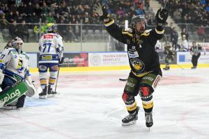 Alex Petan erzielte das 1:0 und jubelte so. © HC Pustertal/I. Foppa