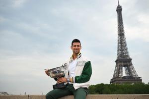 Der König von Paris: Novak Djokovic triumphiert mit dem Pokal vor dem Eiffelturm. © APA/afp / EMMANUEL DUNAND