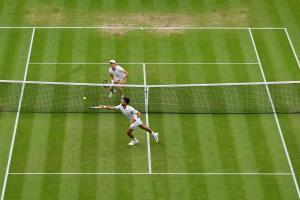 Englischer Rasen: Novak Djokovic und Jannik Sinner im Duell in Wimbledon. © APA/afp / GLYN KIRK