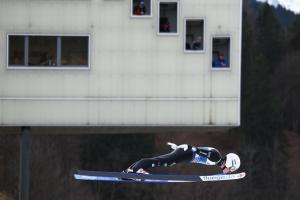 Im Tiefflug? Mitnichten! Italiens Skispringer (hier Giovanni Bresadola) kommen immer besser in Fahrt. © ANSA / ANNA SZILAGYI