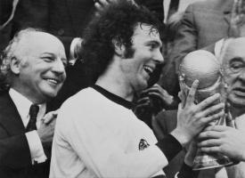 Franz Beckenbauer kürte sich 1974 in München mit Deutschland zum Weltmeister. © APA/afp / -