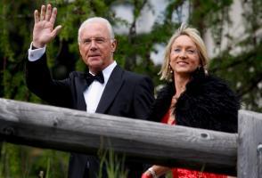 Franz Beckenbauer con la sua terza moglie Heidi. ©ANSA/ARNO BALZARINI