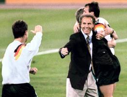 Weltmeister als Spieler und Trainer (1990): Beckenbauer jubelt in Rom. © AFP / STAFF