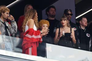 Auch die Stars um Blake Lively und Taylor Swift hatten Platz genommen. © APA / EZRA SHAW