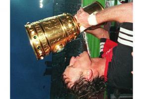 Brehme, hier DFB-Pokal-Sieger mit Bayern München. © epa / Peter KNEFFEL