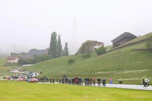 Der Giro-Tross in der Nähe von Kastelruth. © APA/afp / LUCA BETTINI