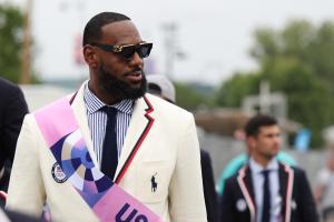 Lebron James kam mit Sonnenbrille. © APA/afp / QUINN ROONEY