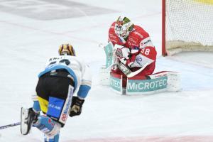 Der überragende Mann auf dem Eis: Goalie Sam Harvey (Foto Antonello).