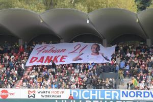 Ein Banner für Tait (Foto: DLife).