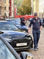 Posierte stolz  vor seinem neuen Audi A6: Dominik Paris.