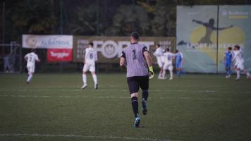 Luca Tenderini feiert mit seinen Teamkollegen (Foto: det).