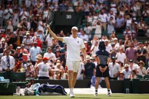 © APA/afp / HENRY NICHOLLS